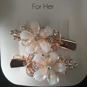 Blush set of 2 hair clips Floral and crystals